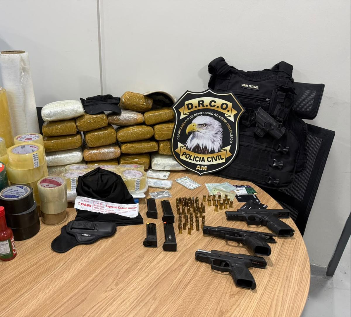 Drogas, armas, munições e dinheiro apreendidos pelo DRCO durante operação no Porto de Manaus.