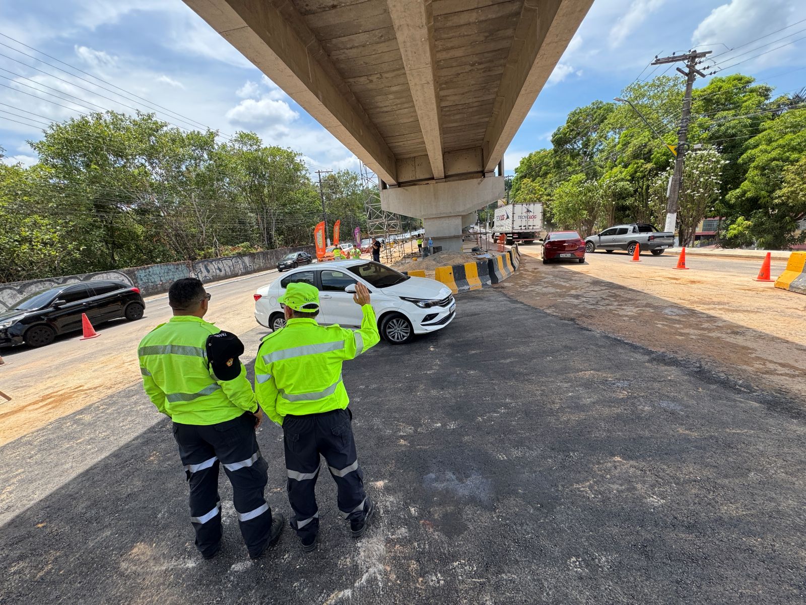 Agentes orientam motoristas no novo retorno do Passarão, na zona Oeste de Manaus.