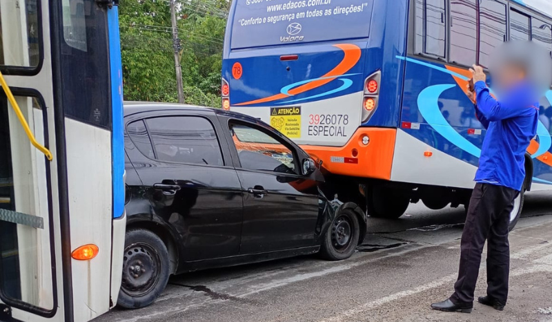Carro prensado entre ônibus em Manaus após acidente no Distrito Industrial.