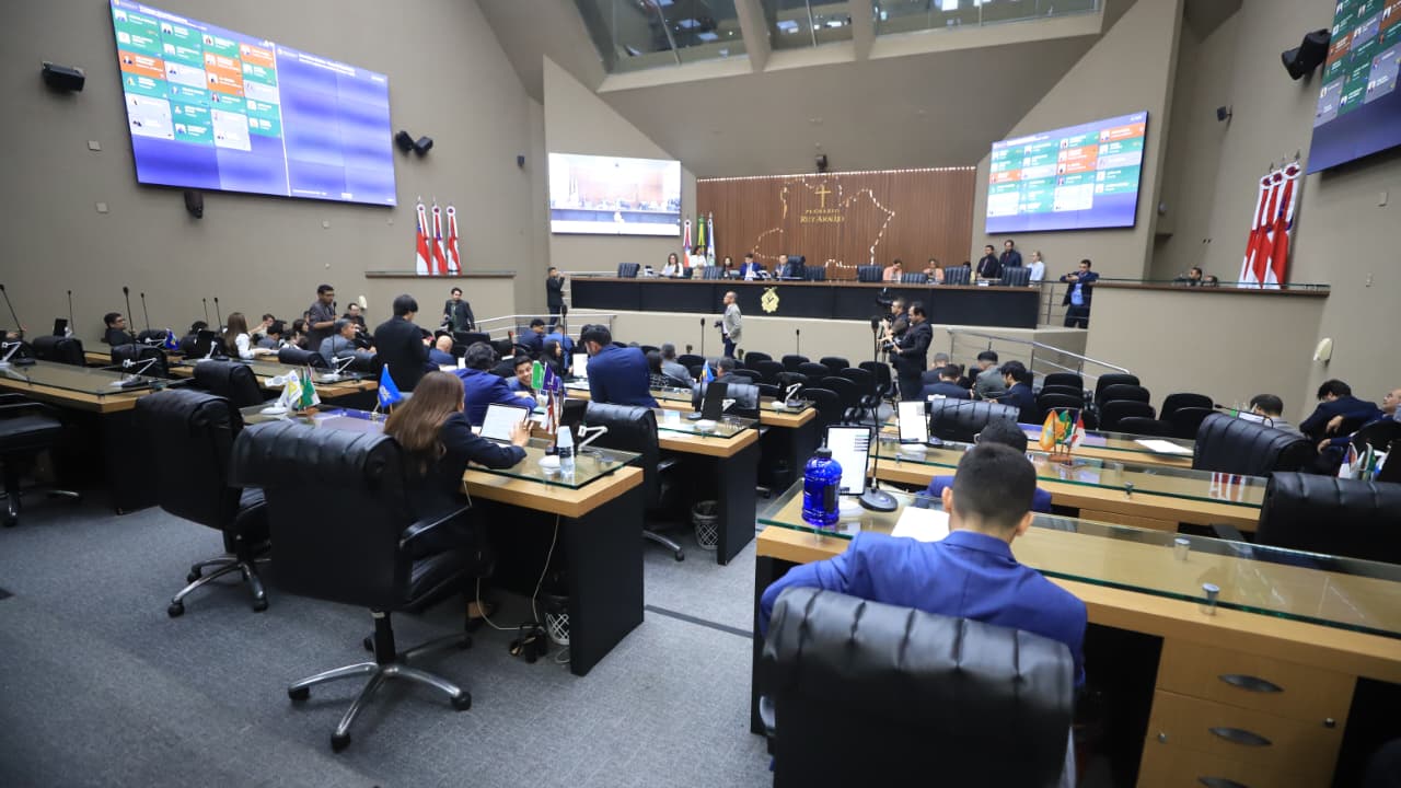 Mudanças climáticas no Amazonas motivam novas leis sobre cheias, vazantes e adaptação climática.