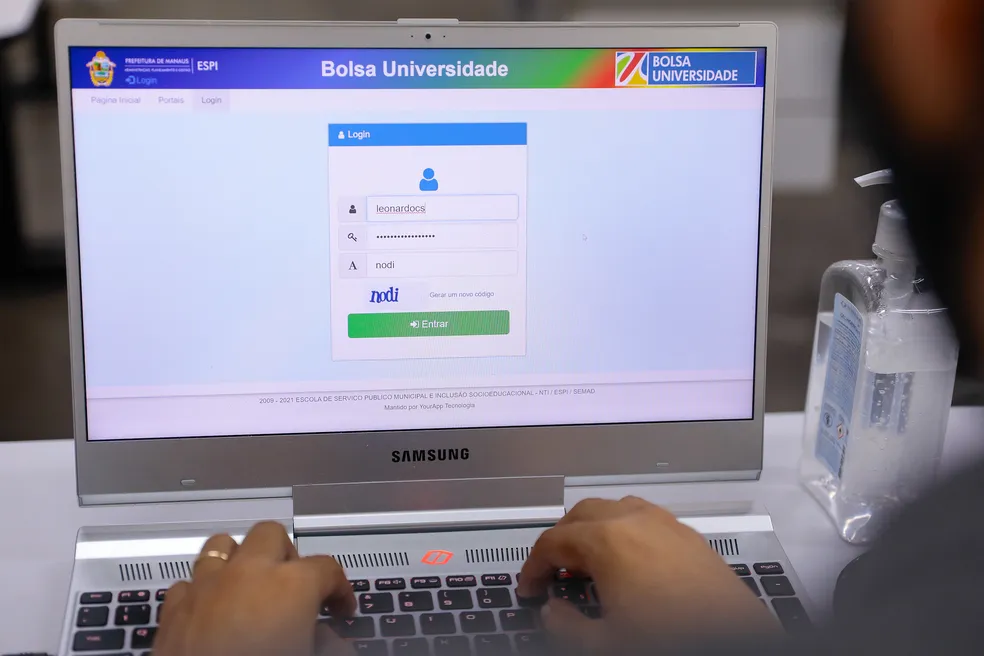 Pessoa realiza inscrição on-line para o Programa Bolsa Universidade 2027 em computador.