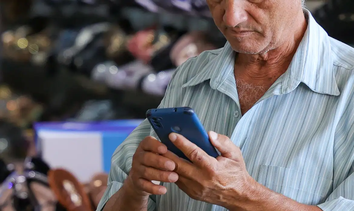 Pessoa utiliza celular para acessar a internet, em imagem que ilustra ações contra sites de apostas ilegais.