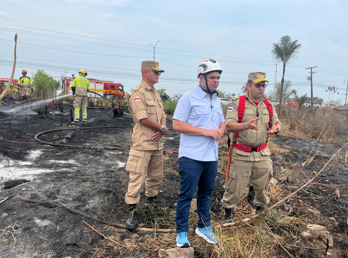 Equipes do Corpo de Bombeiros combatem focos de incêndio em área de vegetação em Iranduba.