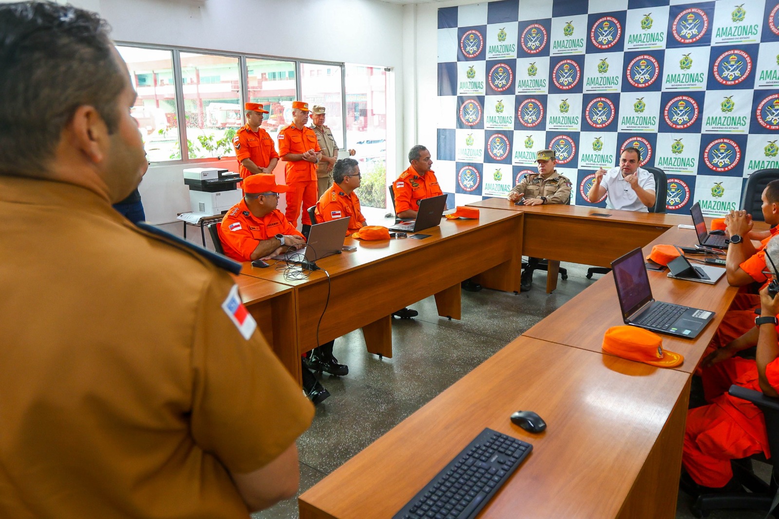 Roberto Cidade acompanha o monitoramento de incêndios no Amazonas na sala do Corpo de Bombeiros.