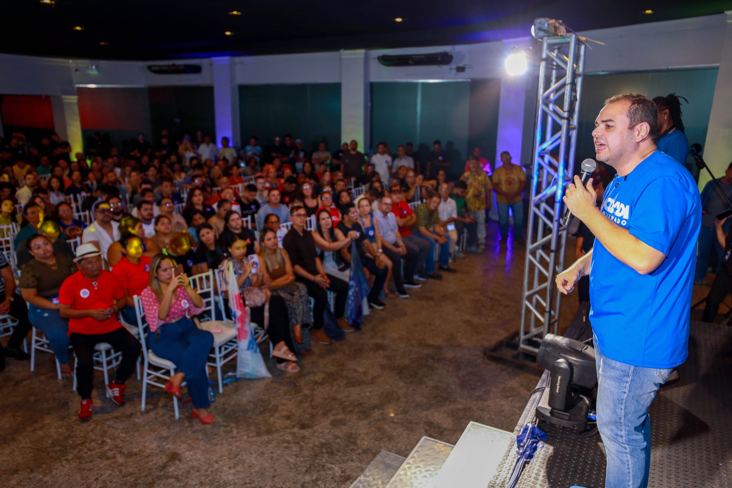 Roberto Cidade promete concurso para a Cultura durante agenda de campanha em Manaus.