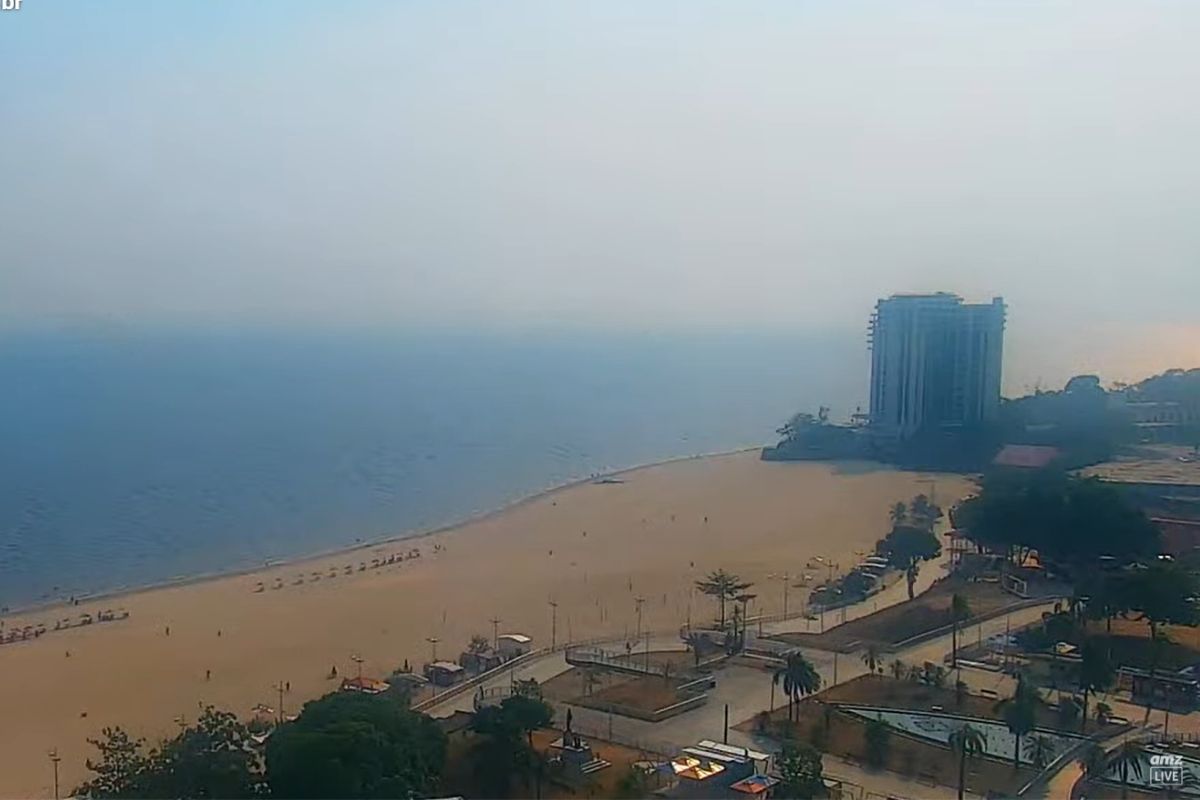 Panorama de Manaus encoberta por fumaça durante episódio de piora da qualidade do ar.