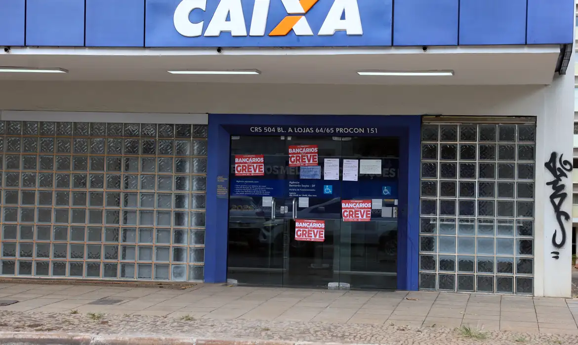 Agência fechada durante a greve dos empregados da Caixa Econômica Federal.