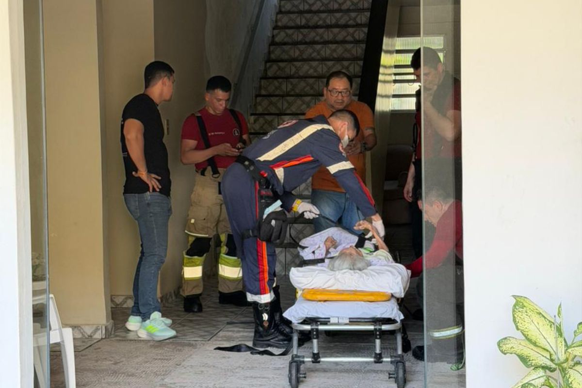 Idosa de 93 anos em Manaus é resgatada de apartamento insalubre no Adrianópolis.
