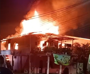 Incêndio atinge casa de dois andares no Petrópolis e mata cachorro em Manaus