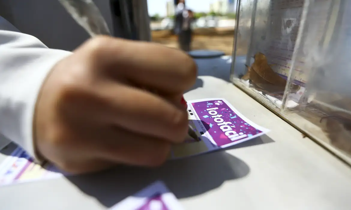 Aposta de Manaus na Lotofácil da Independência vence prêmio de R$ 4,48 milhões.