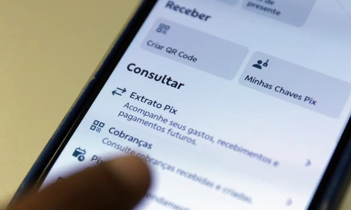 Celular exibe tela de pagamento por Pix, sistema de transferências instantâneas do Banco Central.