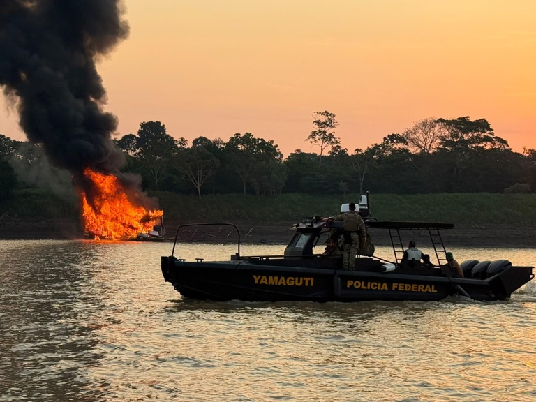 Embarcações usadas em garimpo ilegal durante operação no Rio Madeira, no Amazonas.