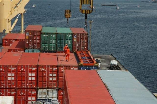 Contêineres em operação logística após decisão manter Taxa de Seca em Manaus suspensa.