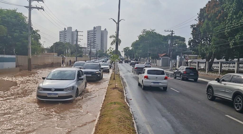 Rompimento de tubulações em Manaus provoca grande vazamento e alagamento na avenida Coronel Teixeira.