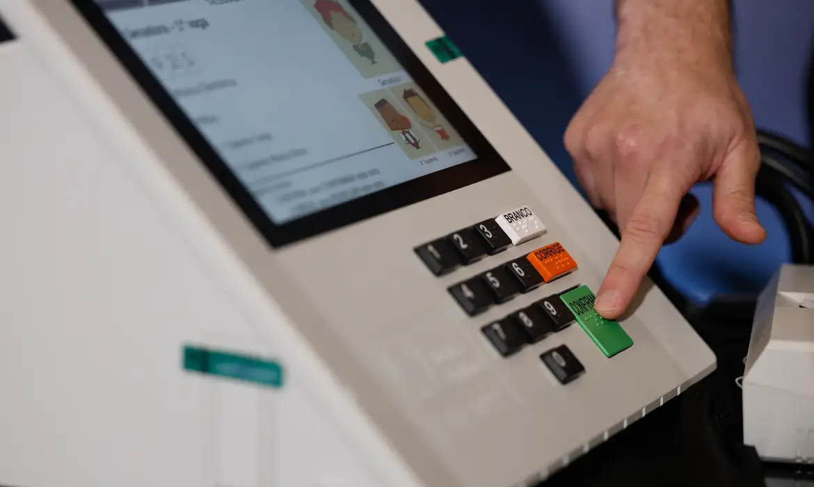 Eleitor utiliza urna eletrônica durante votação das Eleições 2026