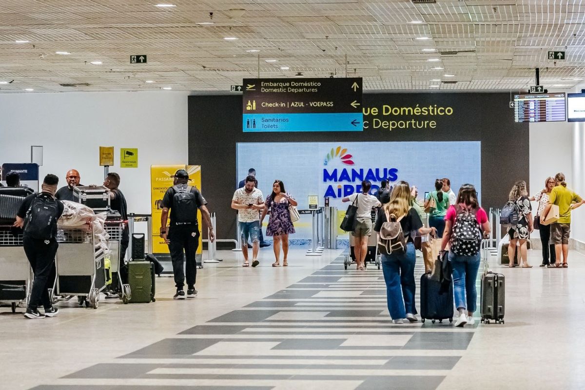 Avião em aeroporto, imagem ilustrativa sobre alta da tarifa média de passagens aéreas no Brasil.