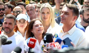 Flávio Bolsonaro promete manter Bolsa Família e Farmácia Popular