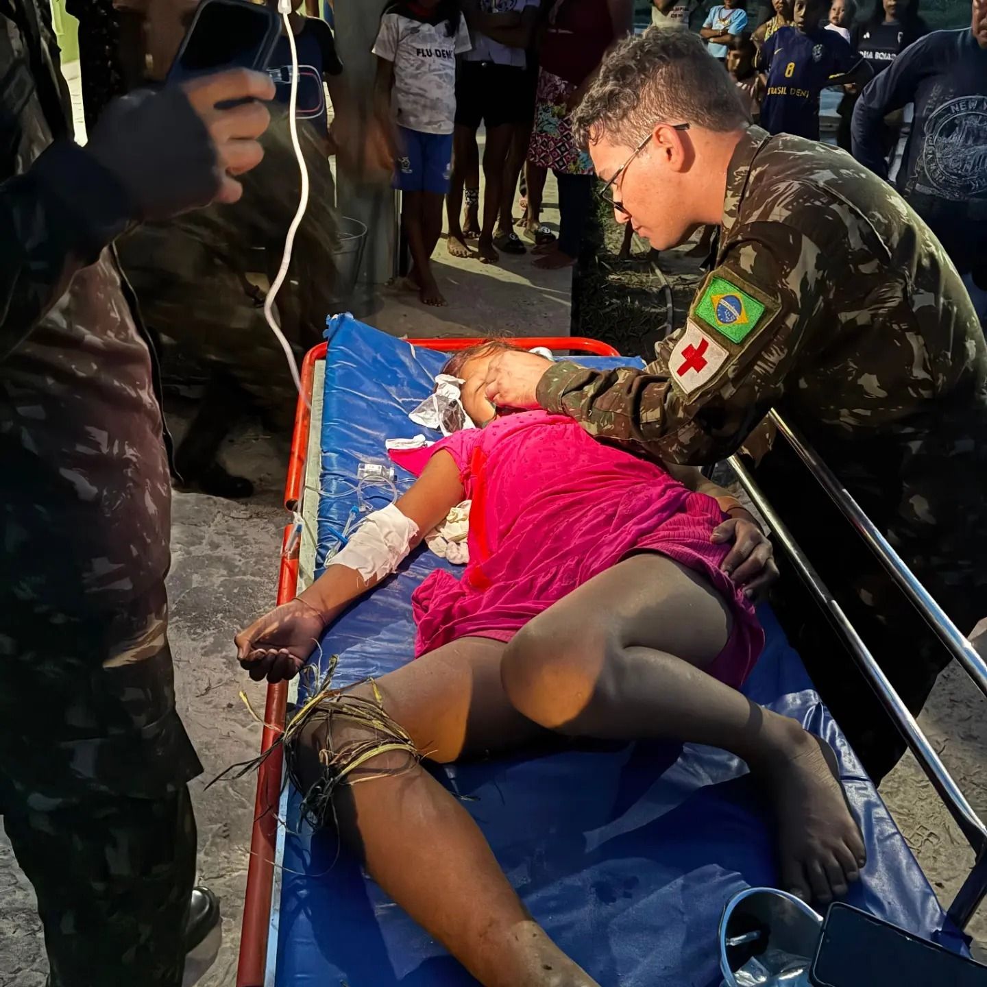 Militares do Exército durante resgate de criança indígena em comunidade remota do Amazonas.