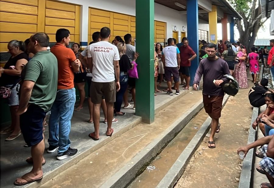 Eleitores em filas em Manaus durante votação do primeiro turno das Eleições 2026.