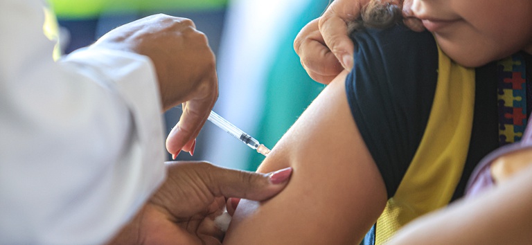 Vacinação é a principal forma de prevenir o sarampo e impedir a circulação sustentada do vírus.